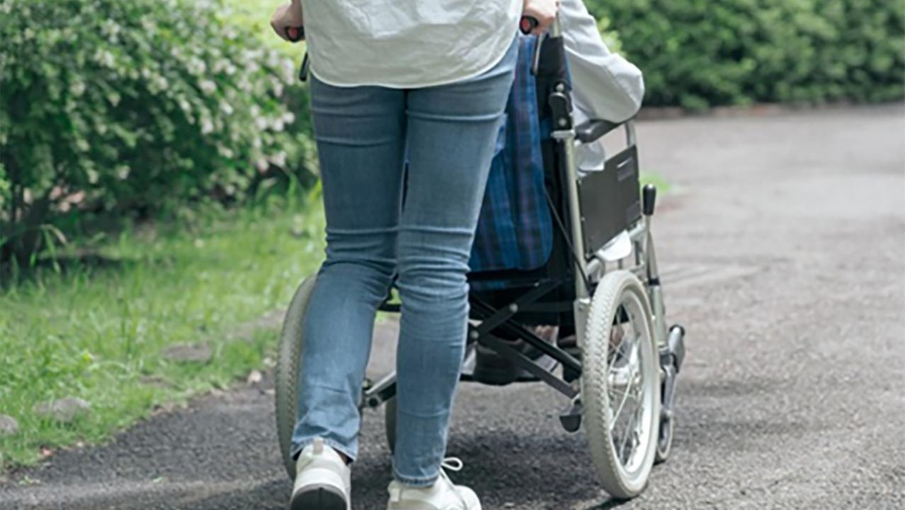 Una madre con il figlio disabile (foto di archivio)