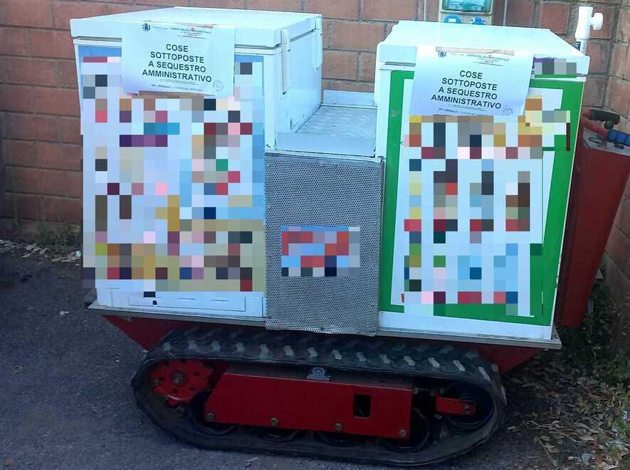 Nella foto il carrello cingolato con i due freezer sottoposto a sequestro dalla polizia municipale di Cecina