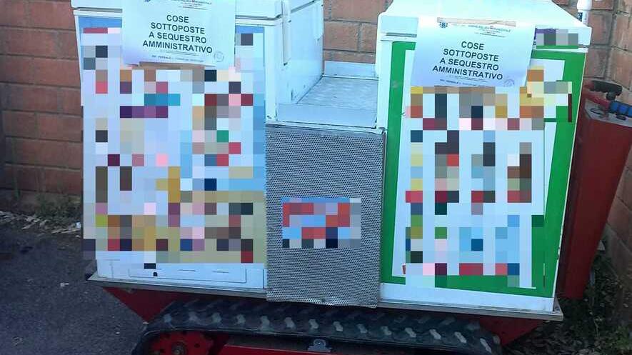 Nella foto il carrello cingolato con i due freezer sottoposto a sequestro dalla polizia municipale di Cecina