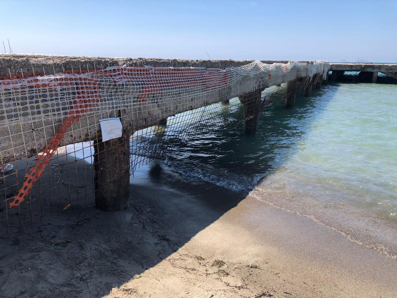 Il pontile Bonaposta a Vada con le gabbie per impedire l’accesso alla struttura pericolante