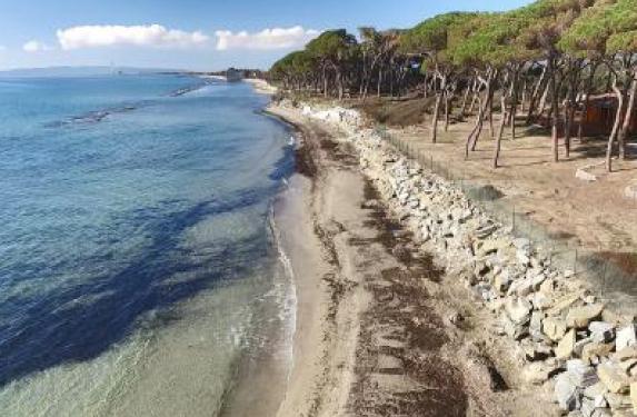 La vista del tratto di spiaggia da Baia Toscana a Torre Mozza