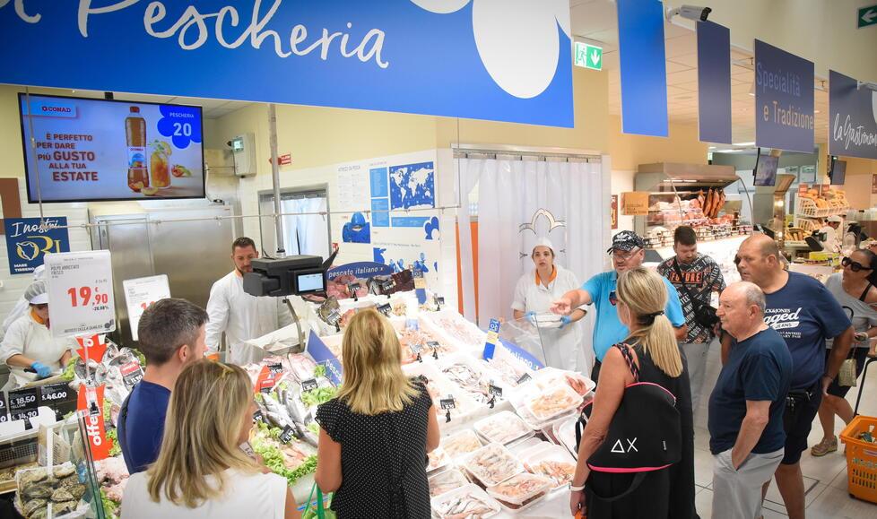 
	Un momento dell'asta del pesce al Conad di Castiglione della Pescaia

