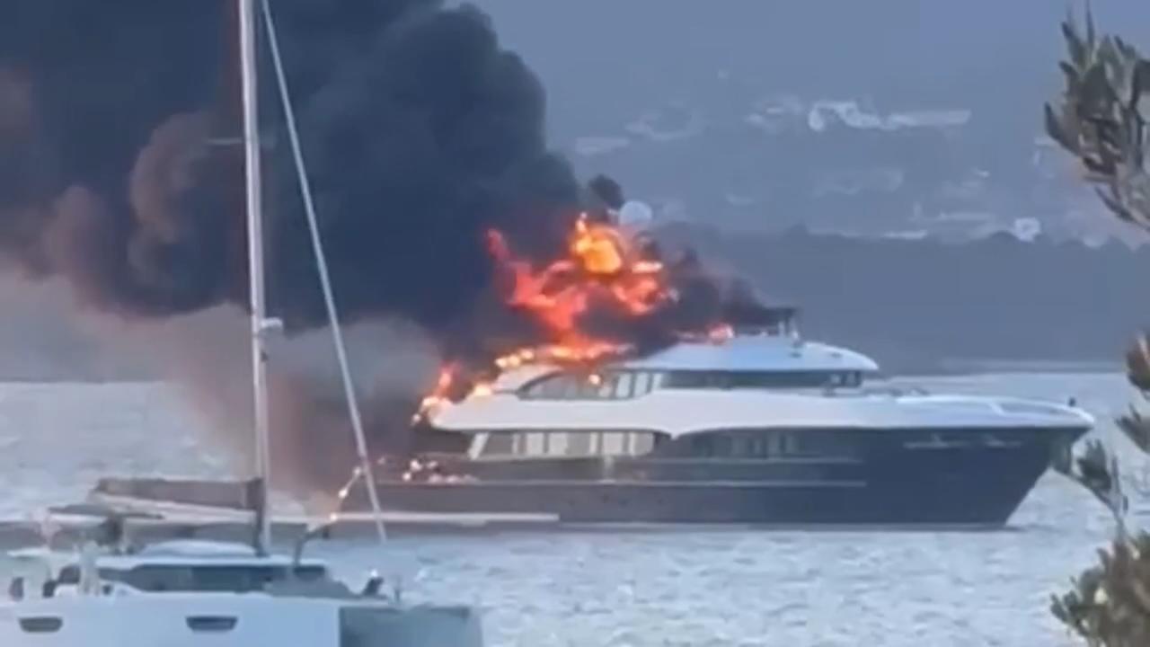 Olbia, yacht affondato dopo il rogo: area vietata e operazioni di bonifica