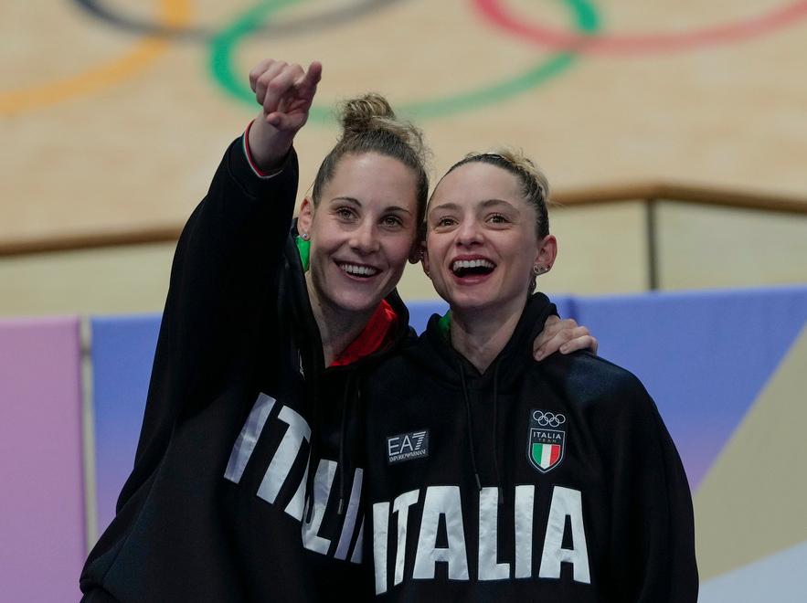 Vittoria Guazzini (a sinistra) e Chiara Consonni dopo la vittoria nella specialità Madison del ciclismo su pista