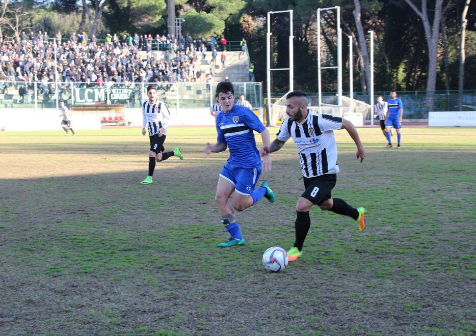 Un derby nel campionato di serie D di sei anni fa tra Massese e Viareggio allo stadio dei Pini (foto d’archivio)