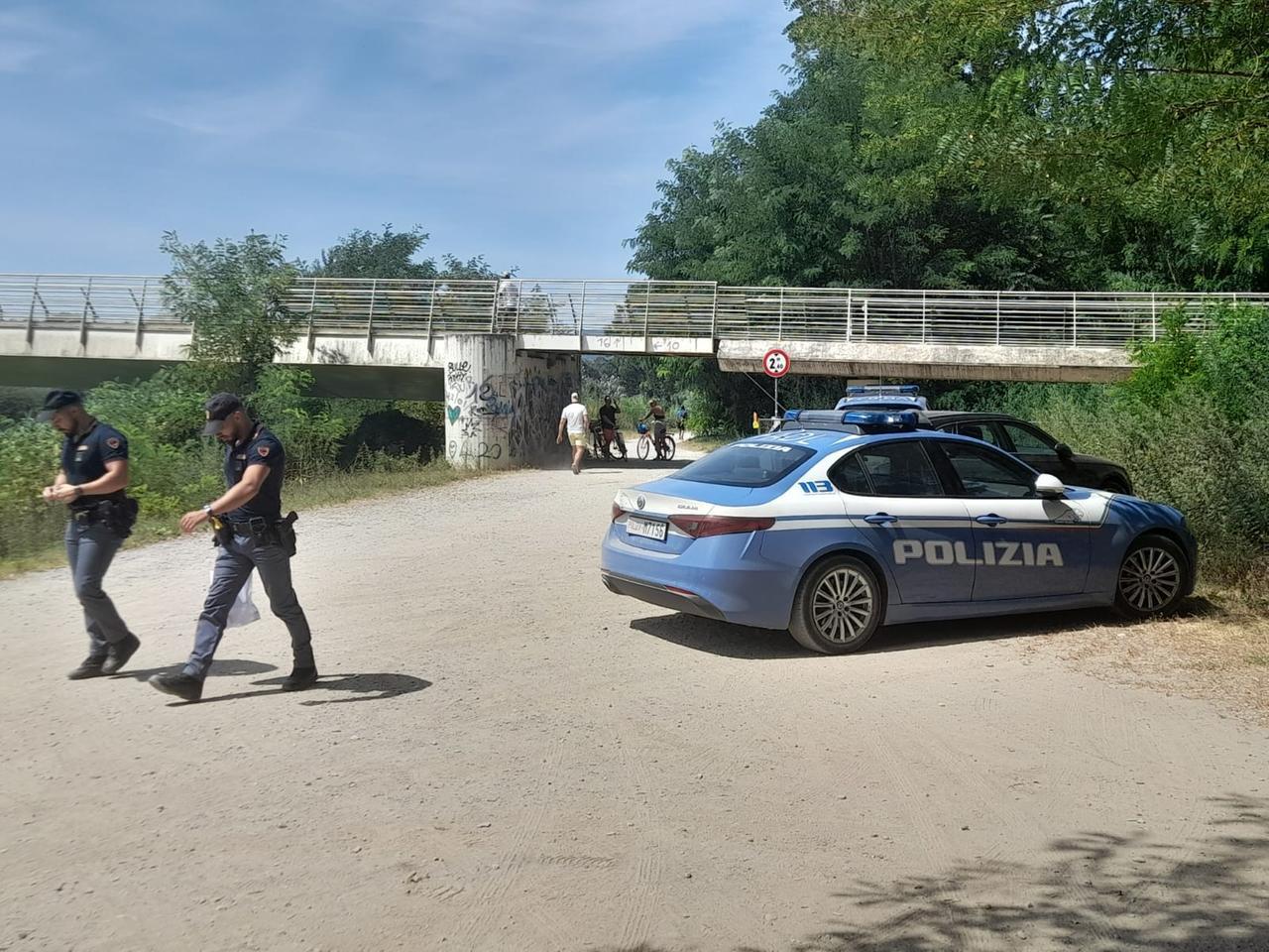 
	La polizia nel luogo del ritrovamento del cadavere

