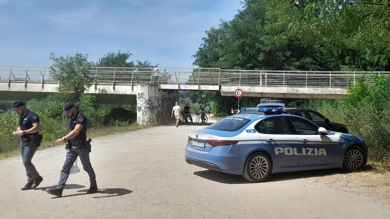 La polizia nel luogo del ritrovamento del cadavere