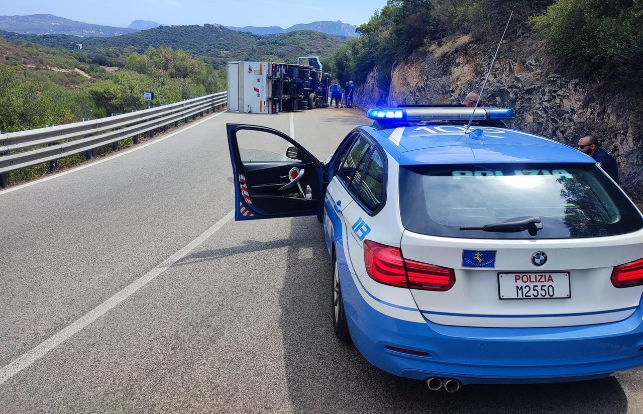 Si ribalta un camion: chiusa la statale 125 tra Olbia e Arzachena