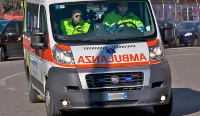 Prato, resta chiuso fuori e cade dal terrazzo tentando di rientrare