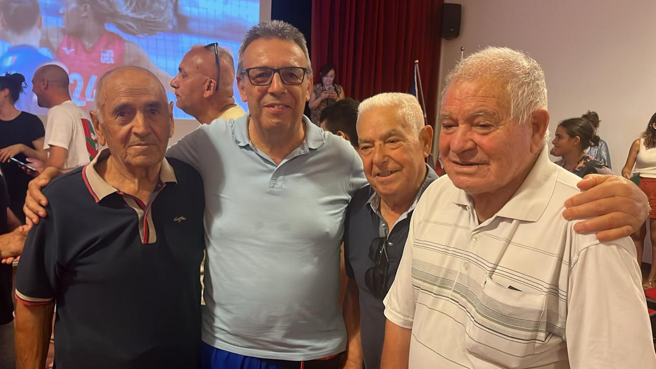 
	Peppino Scanu (il primo da destra) durante la festa a Narbolia

