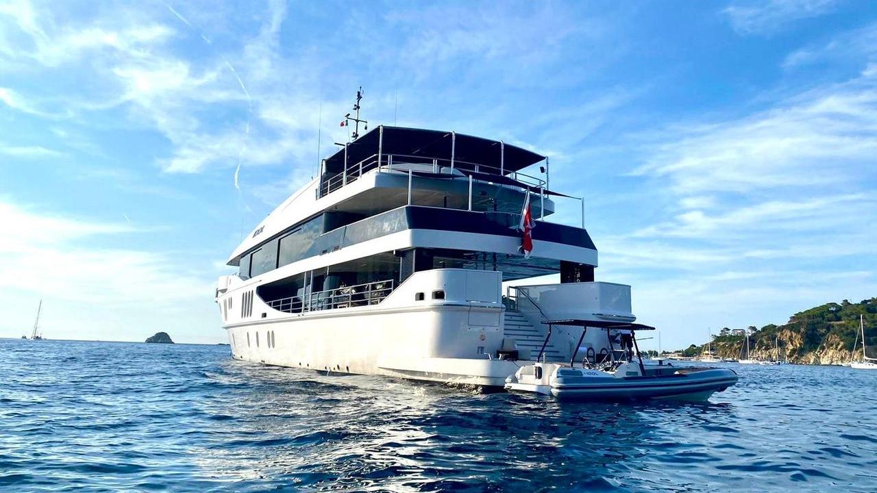 All’Elba lo yacht Idol dell’ereditiere di Decathlon: chi è e dove si trova