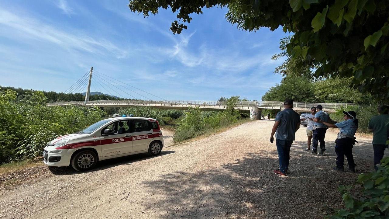 Lucca, le ultime parole all'amico prima di annegare a 29 anni: «Dai che sai nuotare, vieni»