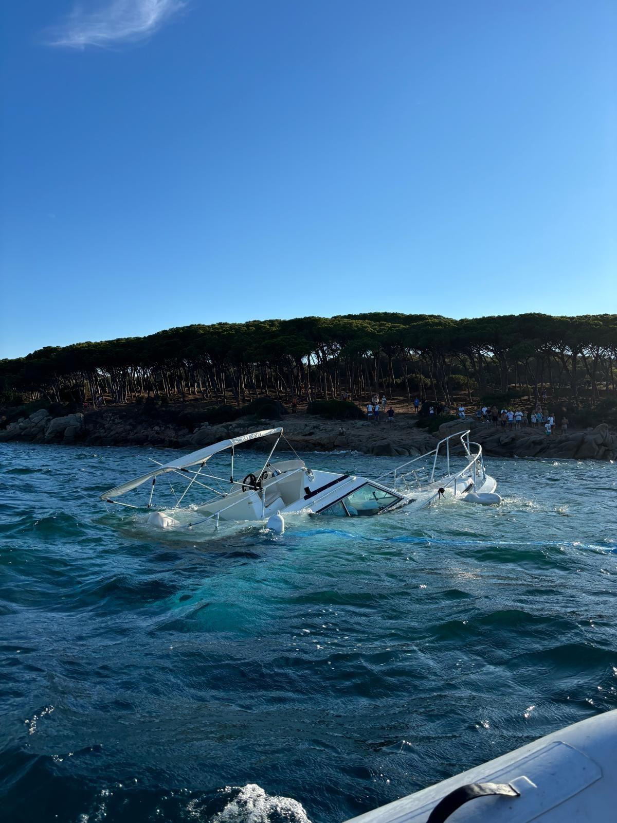 Palau, cabinato di 10 metri cola a picco: i 12 occupanti soccorsi da diportisti