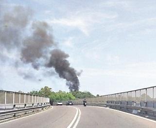 Vanno a fuoco trattori e tosaerba al centro sportivo Villa Granata