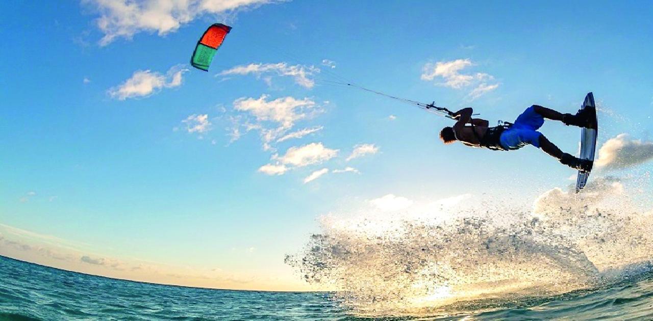 Kitesurf in Toscana, le scuole e i posti più belli per volare con l’aquilone sulle onde