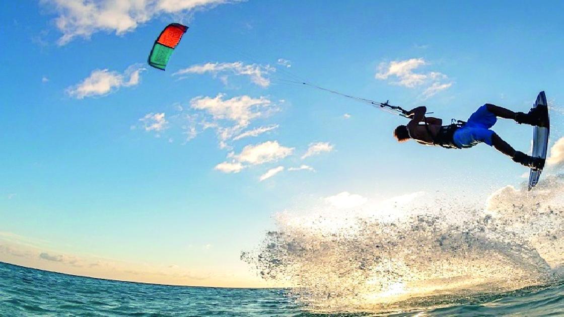 Kitesurf in Toscana, le scuole e i posti più belli per volare con l’aquilone sulle onde