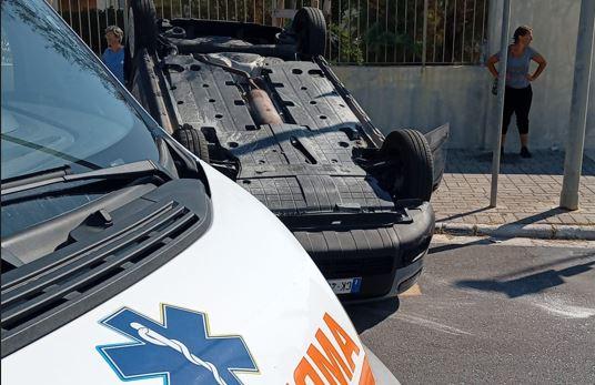 Si ribalta con l’auto a Marina di Pisa: donna in ospedale