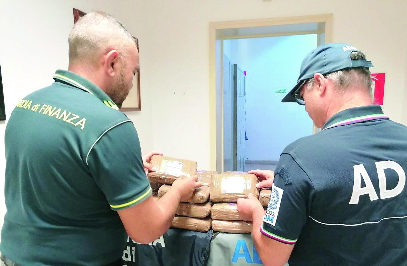 Livorno, mille chilometri per recuperare 148 chili di cocaina in porto: arrestati tre corrieri