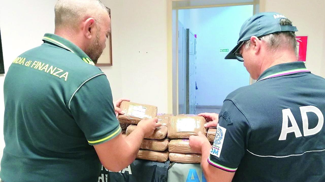 Livorno, mille chilometri per recuperare 148 chili di cocaina in porto: arrestati tre corrieri