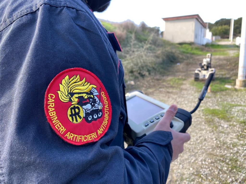 Laconi, rientrano in paese per le vacanze e trovano una bomba a mano in giardino