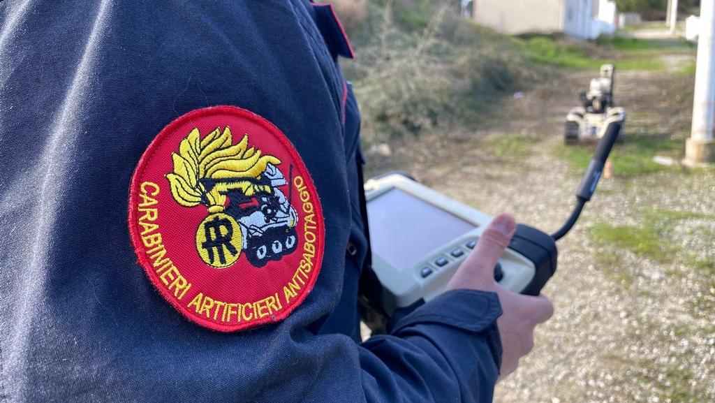 Laconi, rientrano in paese per le vacanze e trovano una bomba a mano in giardino