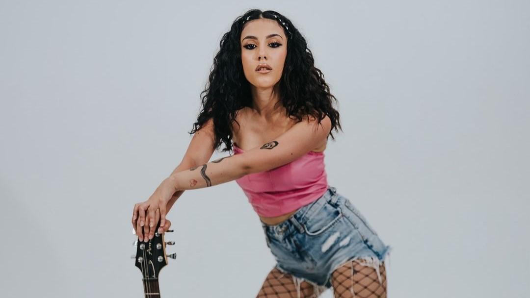 Il “sassolino” social della cantante Luna Melis: «Facile diventare la più famosa d’Italia mettendo in mostra il c...»