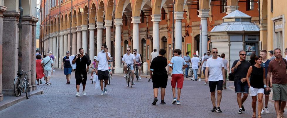 Ad agosto i negozi a Modena restano aperti: «Sfruttiamo le tante presenze in città»