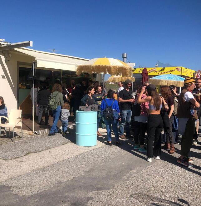 I tanti frequentatori del Pinguino in largo Bartoli