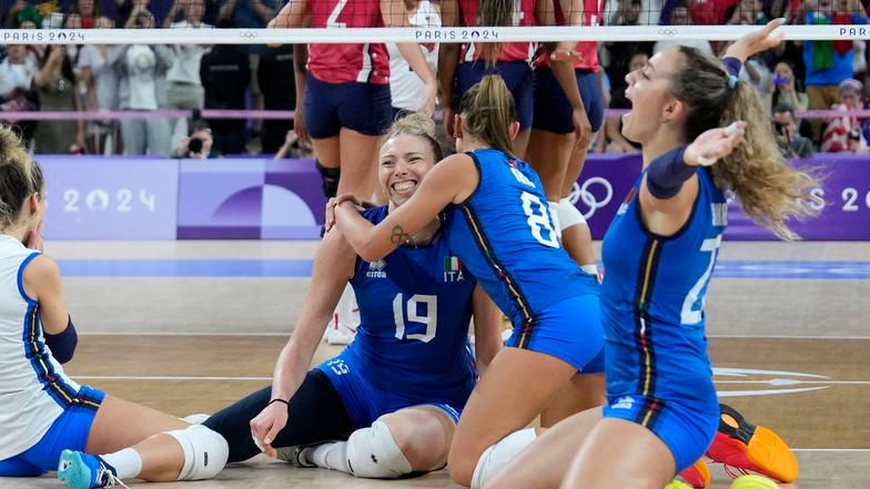 L'esultanza delle azzurre con Fahr al centro 