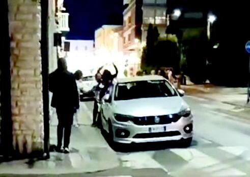 Un momento della rissa dell’altra sera