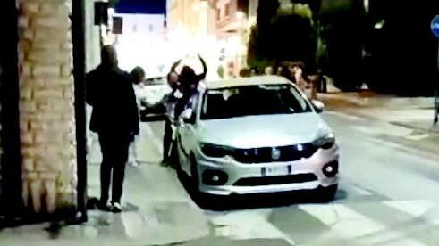 Un momento della rissa dell’altra sera