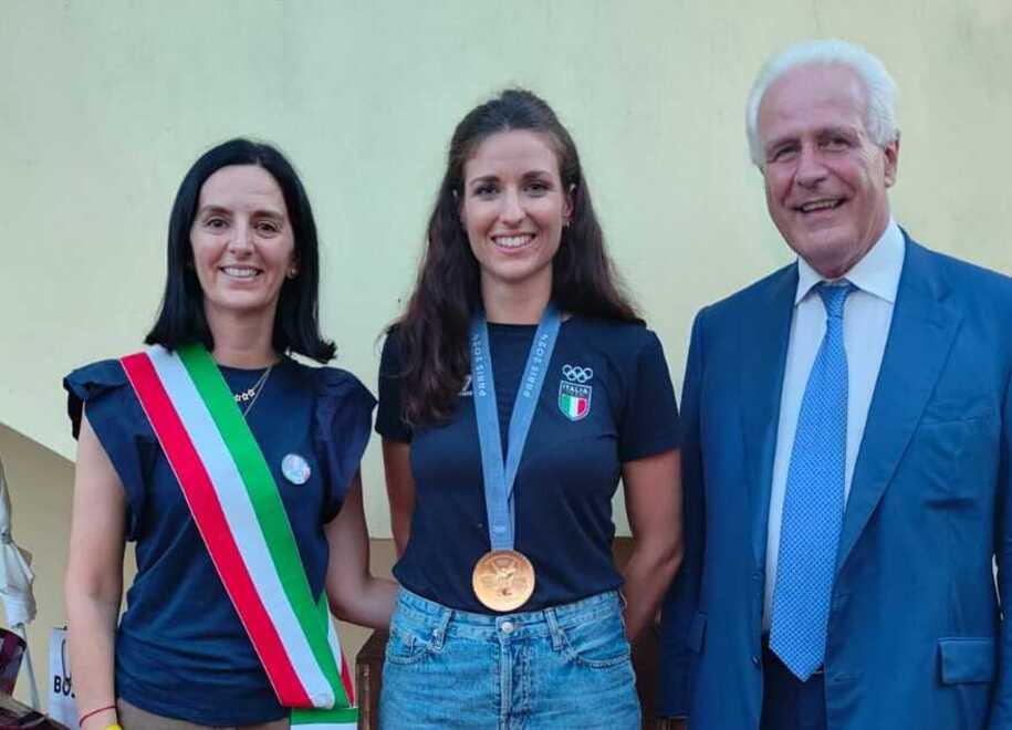Carlotta insieme alla sindaca Linda Vanni e al presidente della Regione Eugenio Giani