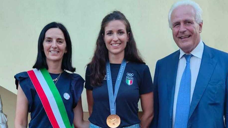 Carlotta insieme alla sindaca Linda Vanni e al presidente della Regione Eugenio Giani