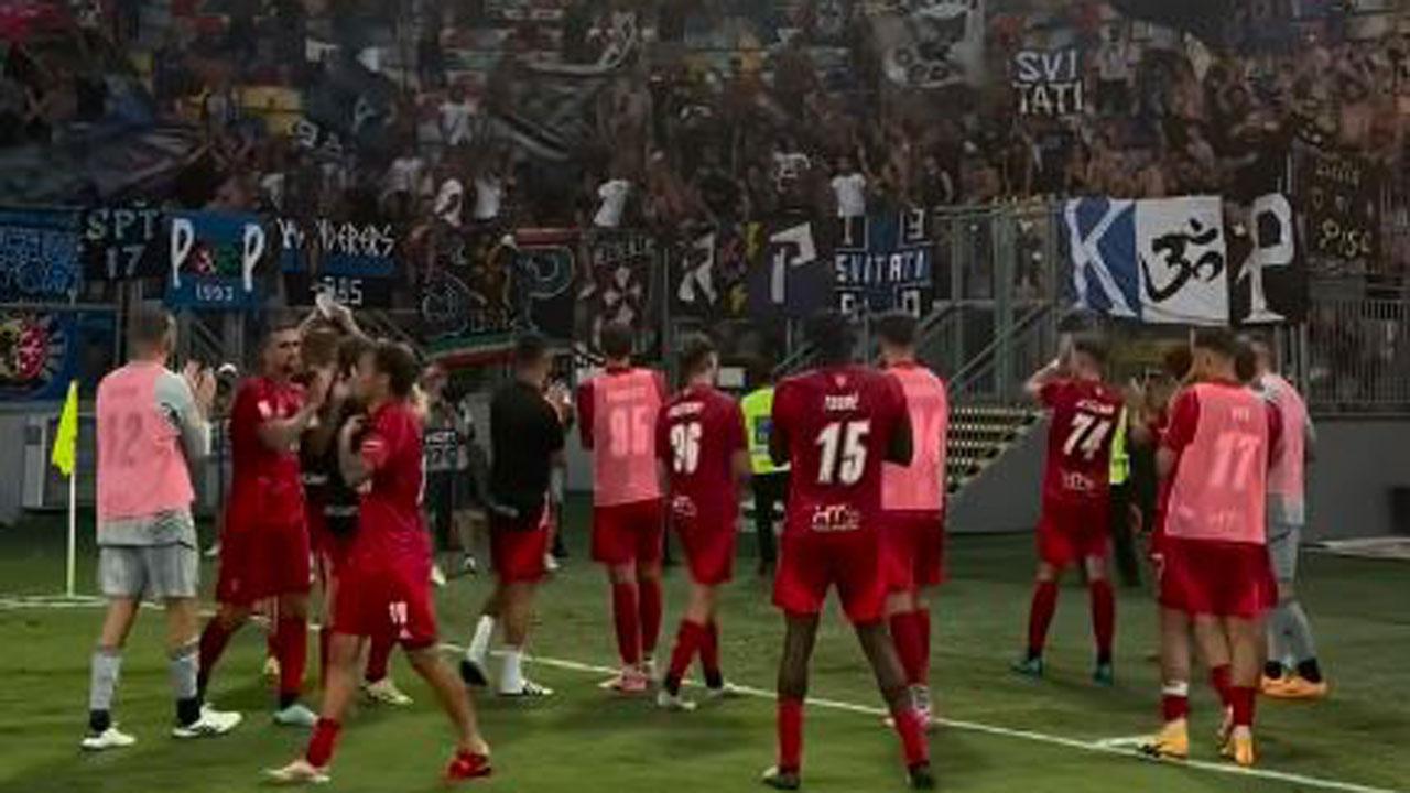 Il saluto dei calciatori di mister Inzaghi ai tifosi nerazzurri presenti a Frosinone (Foto Pisa Sc)