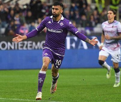 
	Gonzalez con la maglia Viola mentre esulta

