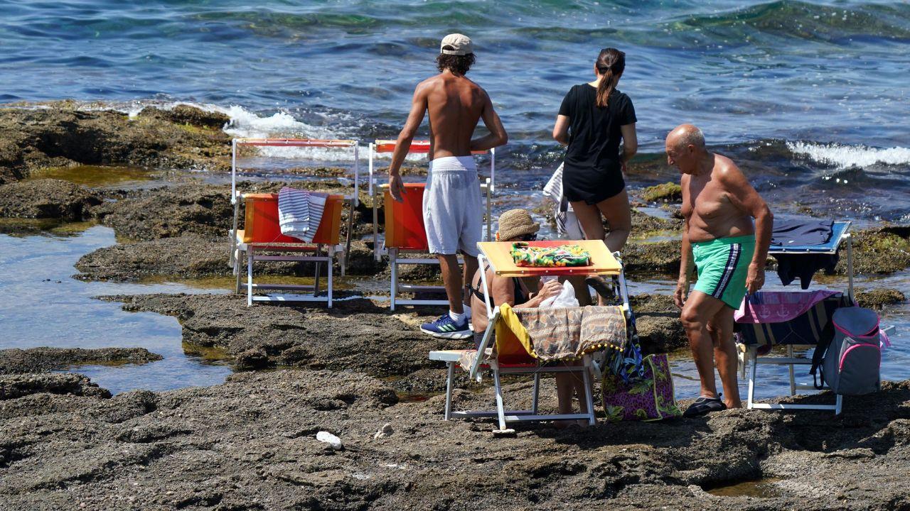 
	Bagnanti mentre fanno il bagno all&rsquo;Accademia (foto Franco Silvi)

