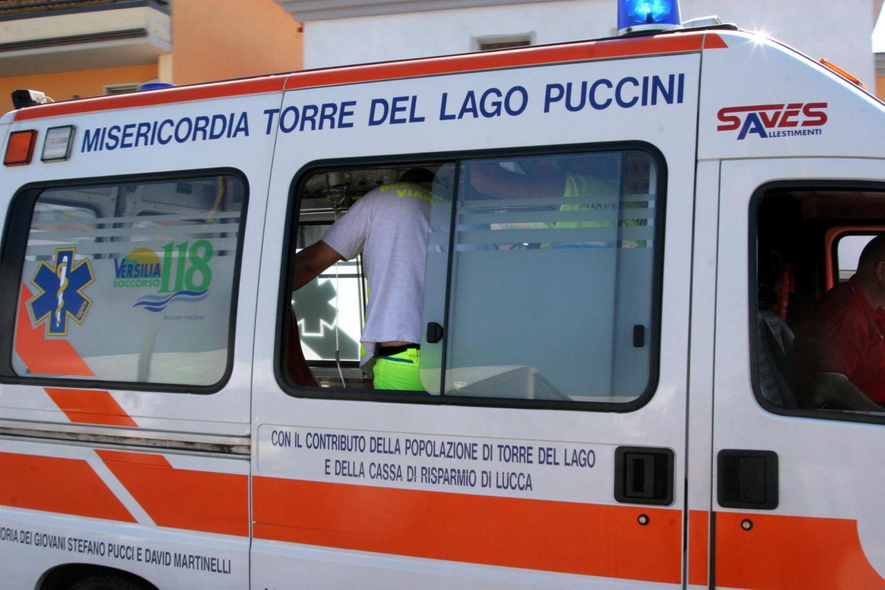 rissa tra albanesi
colpi di spranghe e pugni tra un gruppo di operai albanesi: la rissa per il posto di lavoro l'ambulanza della misericordia di torre del lago