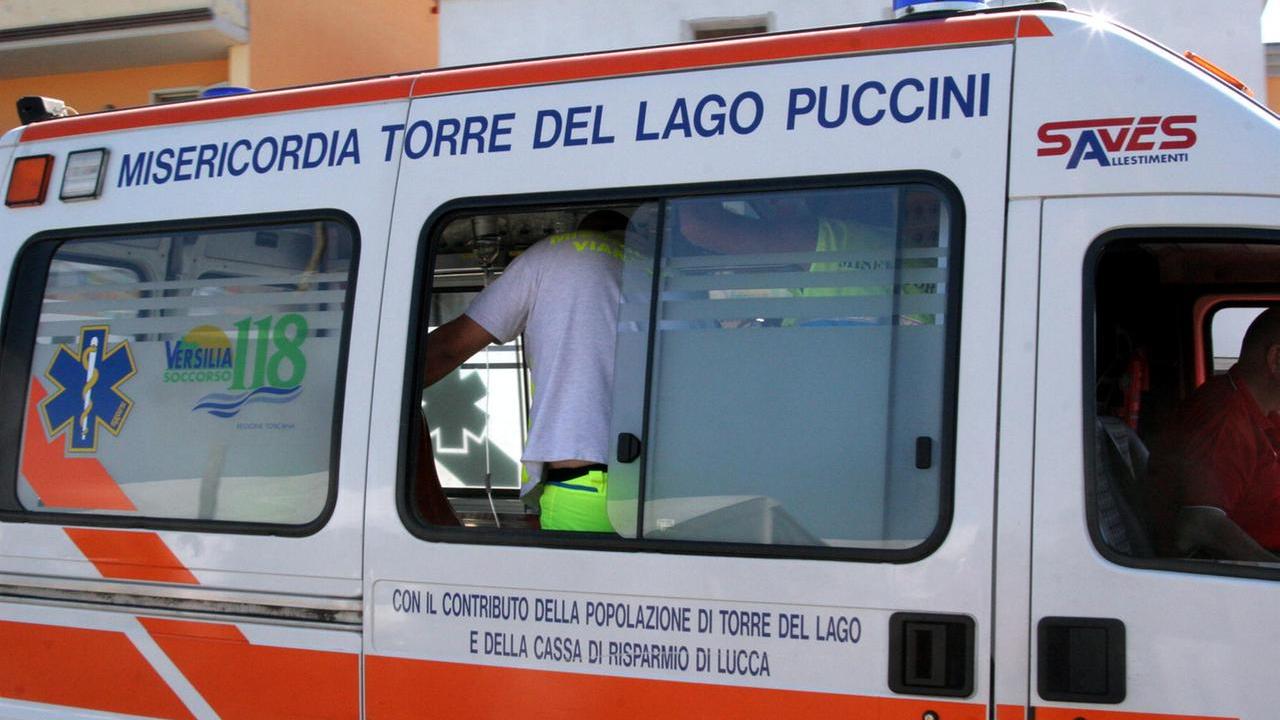 rissa tra albanesi
colpi di spranghe e pugni tra un gruppo di operai albanesi: la rissa per il posto di lavoro l'ambulanza della misericordia di torre del lago