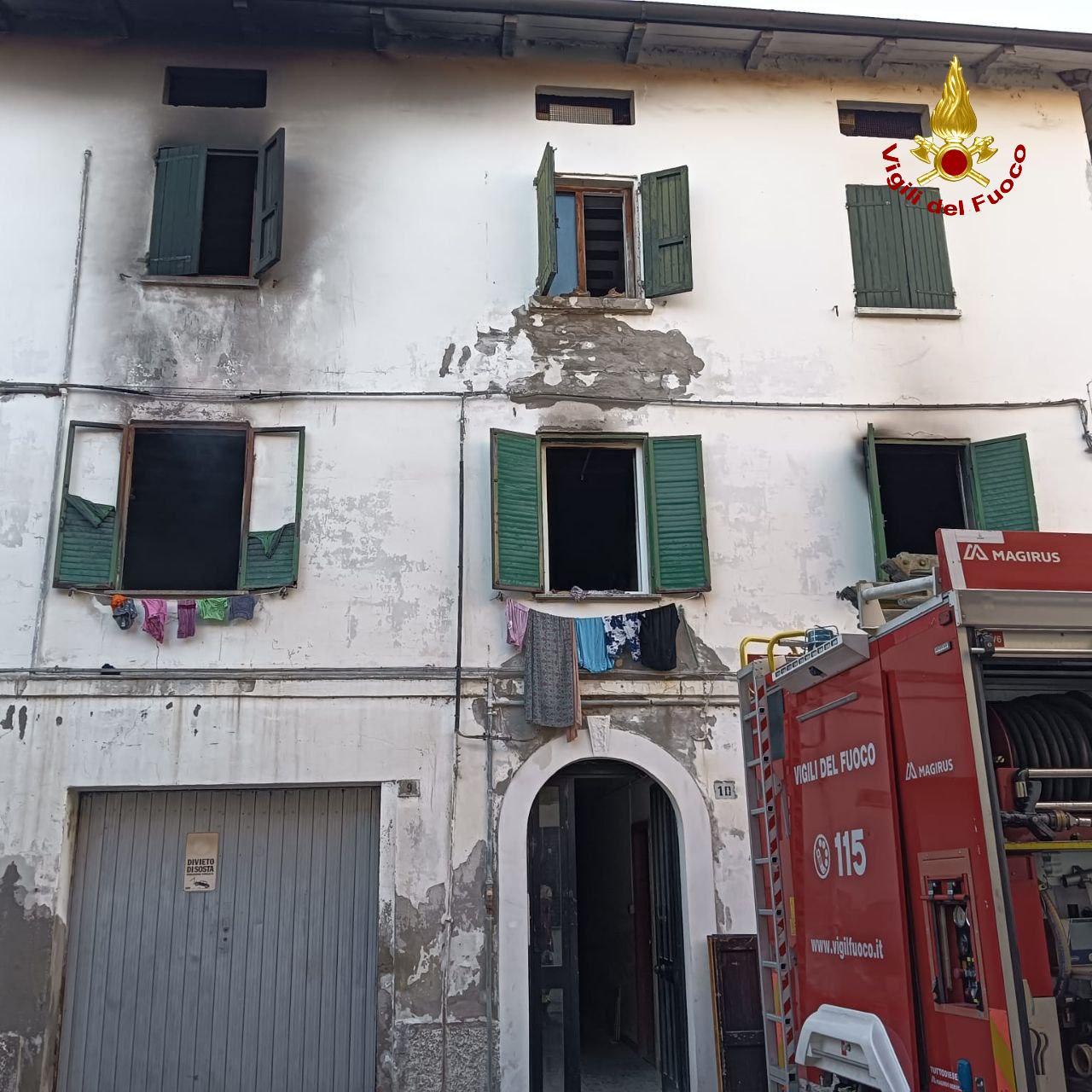 Incendio nella notte in una palazzina a Sassuolo, dieci persone sfollate