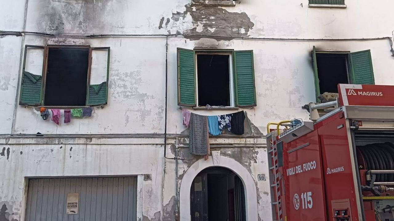Incendio nella notte in una palazzina a Sassuolo, dieci persone sfollate