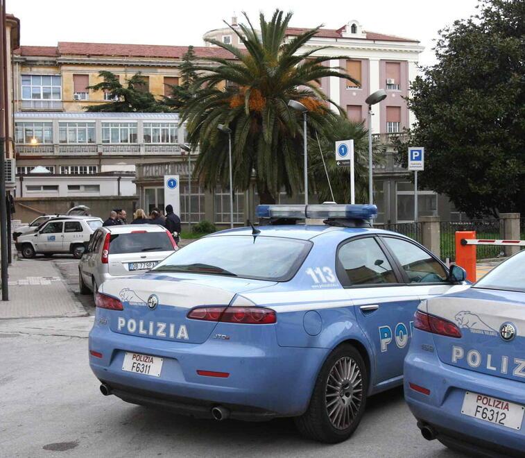 Livorno, massacrata di botte dal compagno fugge in strada scalza e chiede aiuto: «Era una maschera di sangue»