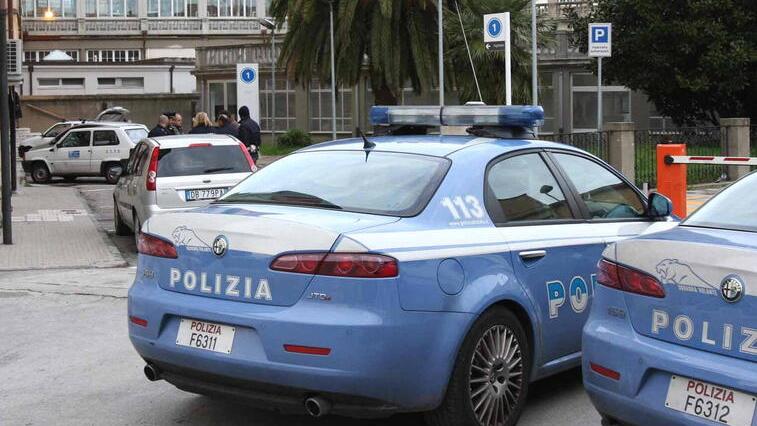 Livorno, massacrata di botte dal compagno fugge in strada scalza e chiede aiuto: «Era una maschera di sangue»