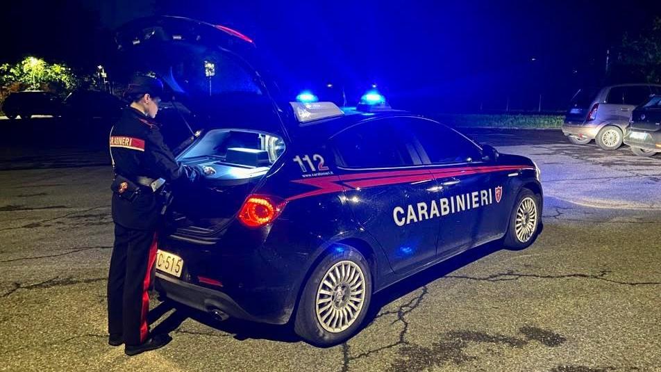 Ripreso dopo una brusca manovra in auto sfodera un coltello, denunciato