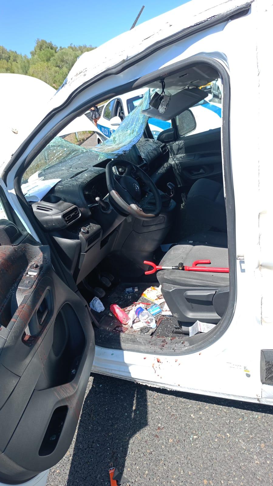 Sassari, furgone ribaltato sulla 291, ritrovato il conducente: portato in ospedale da altri automobilisti