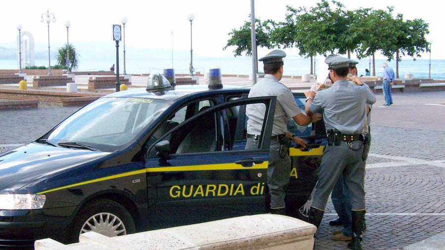 Follonica, così ha fregato l’antitaccheggio ma è stato arrestato dopo la fuga