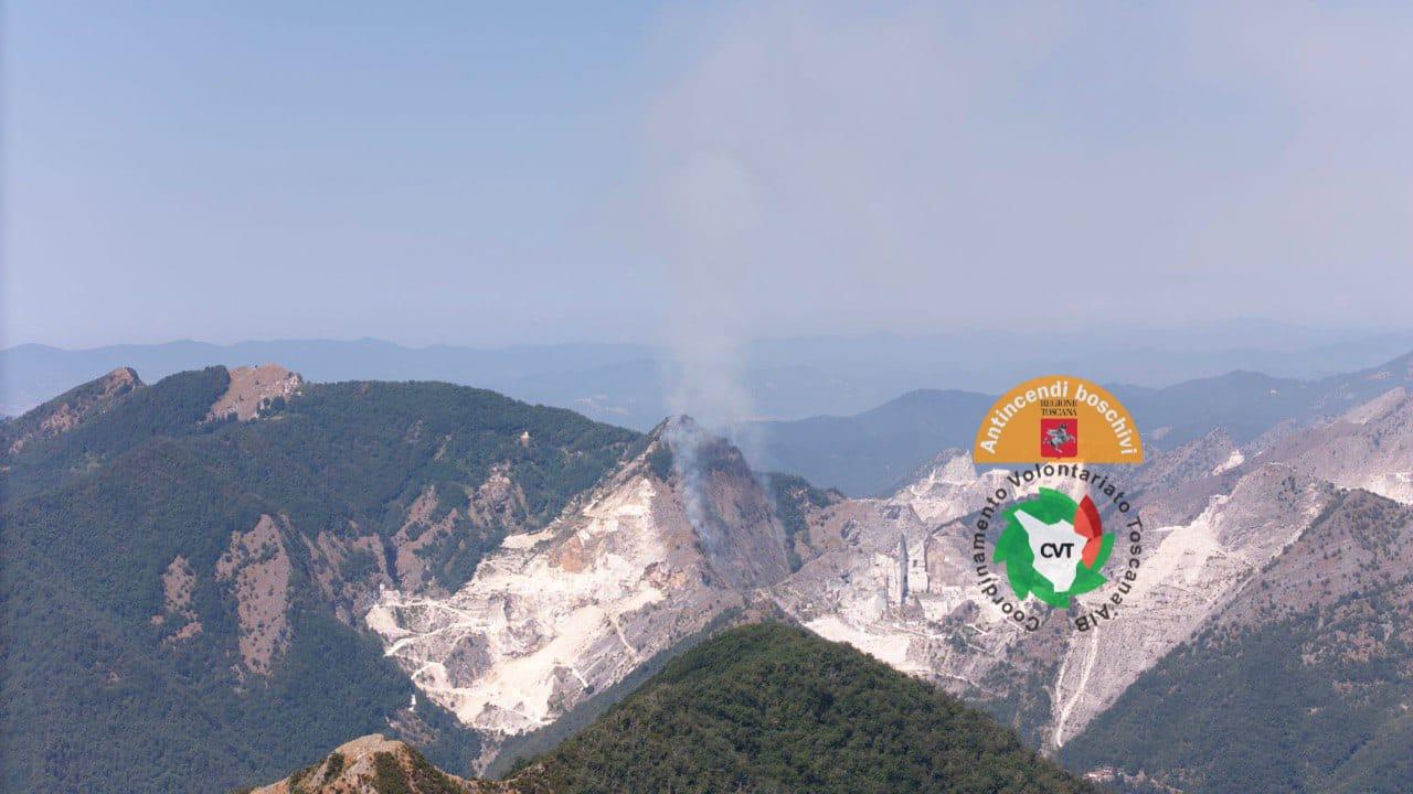 Carrara, incendio a Colonnata: le fiamme partite vicino a una cava