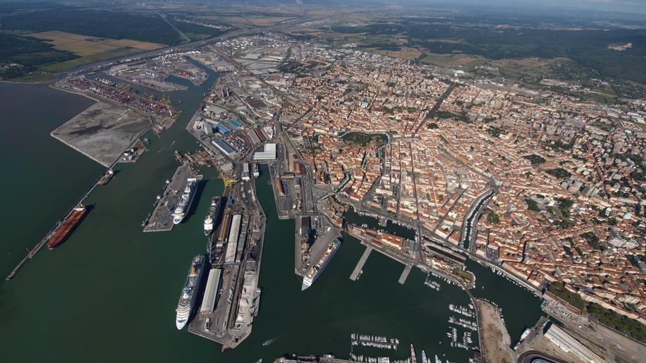 Una veduta del porto di Livorno
