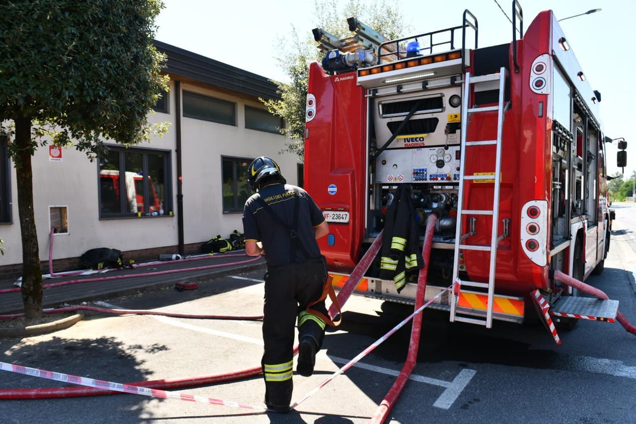 
	I vigili del fuoco in azione (foto Sernacchioli)

