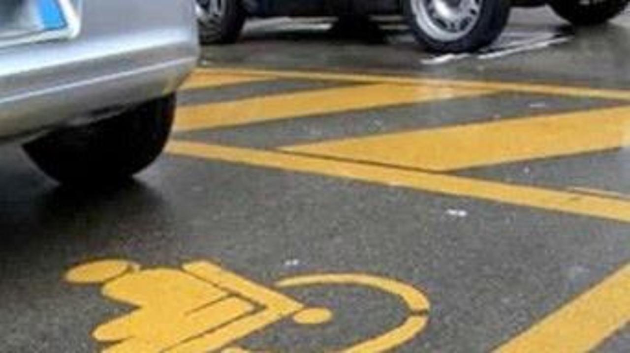 
	Un'auto su un parcheggio giallo

