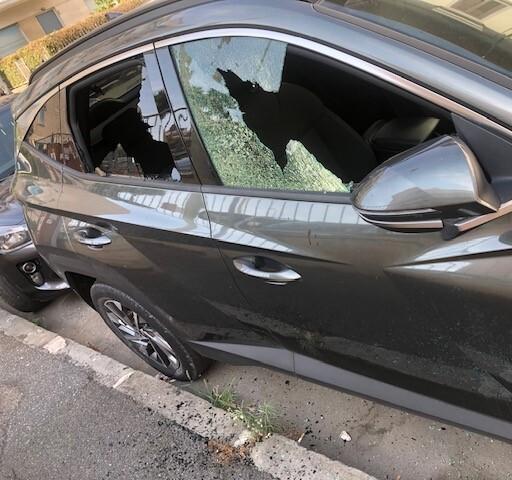 Una delle auto danneggiate